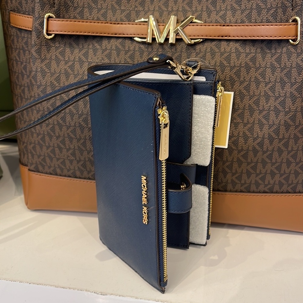 MICHAEL KORS LARGE DOUBLE ZIP WRISTLET WALLET PHONE CASE
Navy NWT - Picture 5 of 16